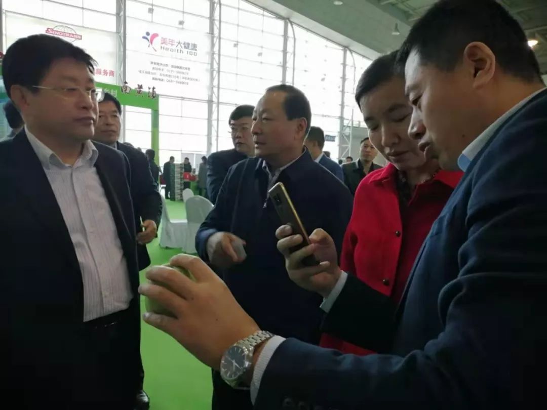 k8.com应邀参加威海市第三届知名农产品展暨第十届苹果擂台赛,助力农产品质量安全,实现农业信息化!(图2) k8.com应邀参加威海市第三届知名农产品展暨第十届苹果擂台赛,助力农产品质量安全,实现农业信息化!(图2)