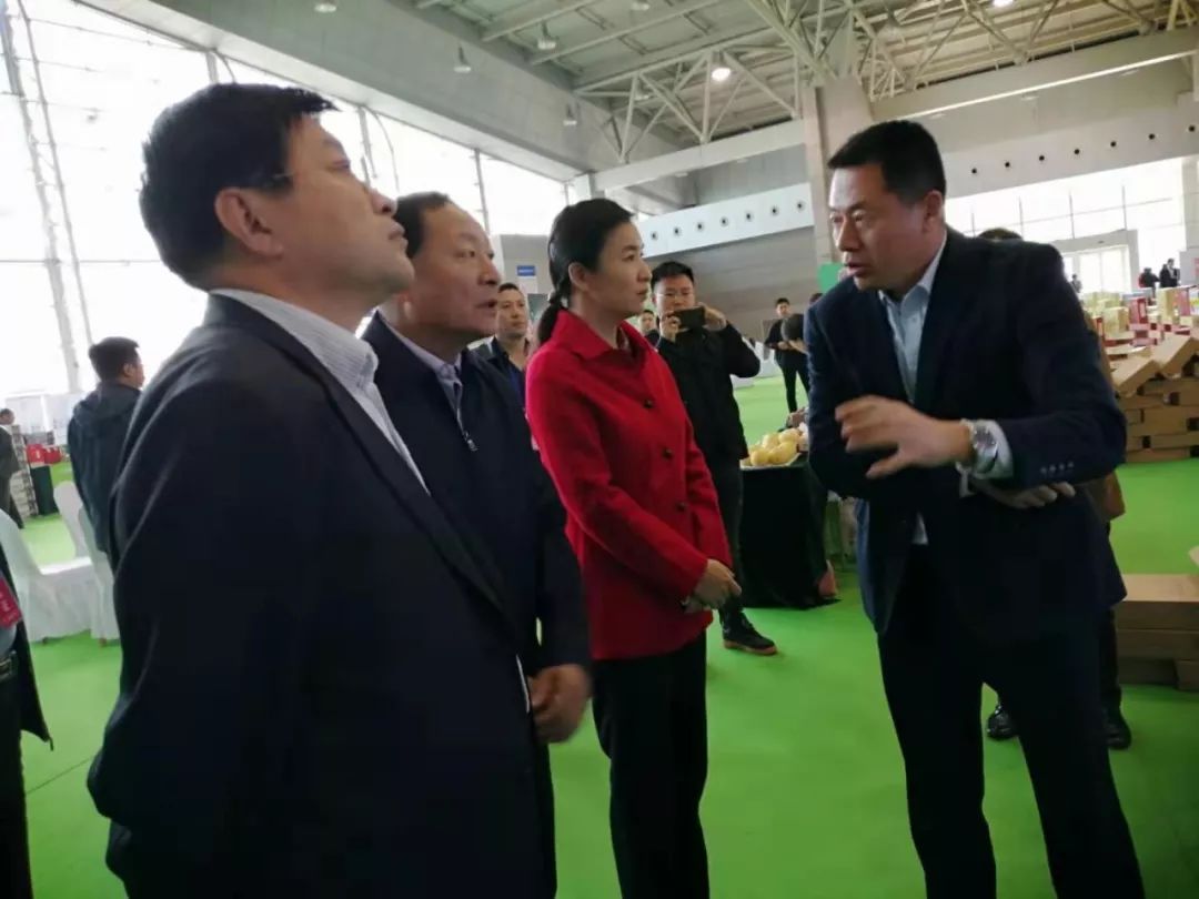 k8.com应邀参加威海市第三届知名农产品展暨第十届苹果擂台赛,助力农产品质量安全,实现农业信息化!(图3) k8.com应邀参加威海市第三届知名农产品展暨第十届苹果擂台赛,助力农产品质量安全,实现农业信息化!(图3)